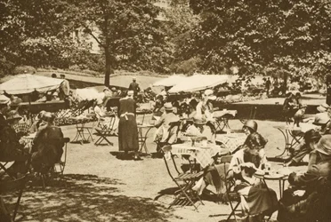 Eine kontinentale Mittagsszene in den Embankment Gardens, Charing Cross